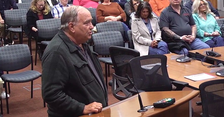 Dan Sluys speaks to the Poulsbo City Council